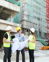 sul leste ásia jovem malaio chinês homem mulher vestindo em segurança capacete construção local trabalhos foto