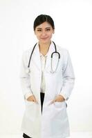 jovem ásia fêmea médico vestindo avental uniforme túnica avental aguarde foto