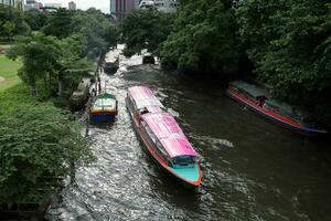 Bangkok, tailândia- agosto 30, 2019 a público canal barco balsa transporte perto Phetchaburi estrada às a cidade Centro é outro público transporte acessível para turista e locais. foto