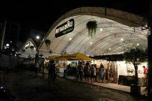 Bangkok - Junho 15, 2018 a noite mercado pathum pálido distrito, é ideal localização para localmente fez artesão artesanato Unid. a partir de panos e relógios para seco fruta e recentemente cozinhou local delicadeza. foto