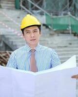 sul leste ásia jovem malaio chinês homem mulher vestindo em segurança capacete construção local trabalhos foto