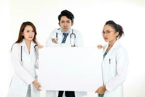 ásia chinês malaio masculino fêmea médico segurando posando mostrando apontando em branco expressão não gostar irritado segurando branco papel borda em branco fundo foto