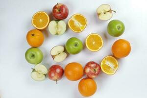 misturar verde vermelho maçã laranja todo fruta cortar fatia metade em branco fundo foto