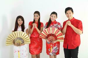 sul leste ásia jovem malaio chinês indiano homem mulher vestindo tradicional chise cheongsam vestir em branco fundo fazer compras troca presente laranja saudações compartilhar racial unidade harmonia mão ventilador foto