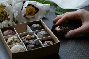 chocolate construir doce dentro fêmea mão e doce caixa foto