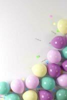 Diversão colorida balões canto composição em branco fundo foto