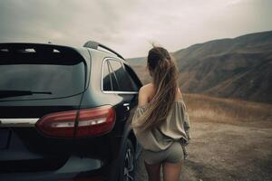 uma jovem mulher é em pé de a carro e olhando às a montanhas, uma menina em pé ao lado a suv carro com uma natureza visualizar, ai gerado foto