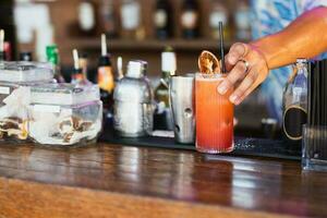 barman serve uma pronto fez alcoólico coquetel às a bar. foto