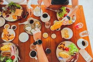 pessoas tendo uma delicioso fusão do ásia e europeu café da manhã delícias. foto