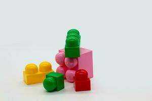 crianças brinquedo construtor Lego diferente tamanhos. vermelho, Rosa e amarelo e verde blocos. foto dentro Alto qualidade. isolado.