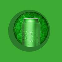 latas com água gotas e gelo em verde fundo foto