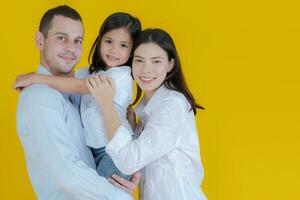 família retrato pai em pé segurando dele fofa filha. foto