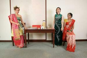 lindo jovem mulher vestindo tradicional cultural vestir do Malásia malaio indiano chinês saree cheongsam cik sitio pálido estilo kembang kemban foto