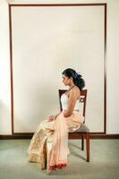 lindo jovem mulher vestindo moderno indiano Lehenga hgagra tornozelo comprimento saia vestir posando casa retro vintage foto