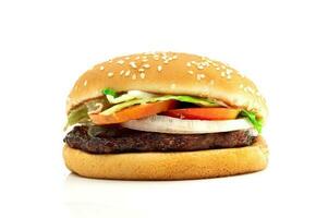 Hamburger carne e legumes em branco fundo foto