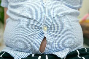 justa camisa do obeso gordo Garoto sobrepeso. foto