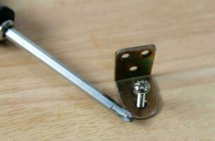 chaves de fenda e parafusos para perfuração madeira foto