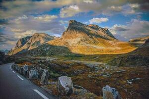 Alto montanha norueguês estrada foto