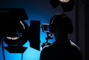 vídeo Produção estúdio equipamento e Câmera operador foto