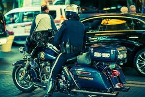 Estado Soldado em motocicleta foto