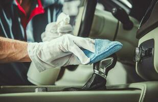 detalhamento e carro interior limpeza trabalhador foto