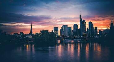 Frankfurt sou a Principal cênico pôr do sol foto