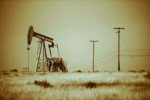 deserto pumpjack óleo indústria foto