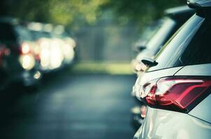 carros dentro a estacionamento muitos foto