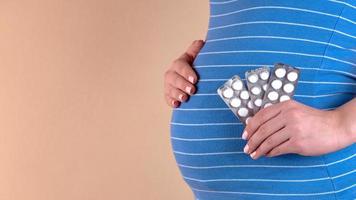 uma visão aproximada da barriga de uma mulher grávida em um azul foto