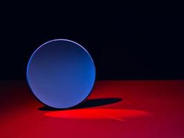foto minimalista de espelho azul em superfície vermelha