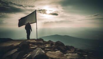 em pé silhueta segurando mochila, sucesso em montanha pico às pôr do sol gerado de ai foto