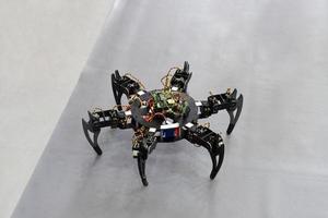 robô-aranha futurista enquanto tecnologias modernas sinalizam