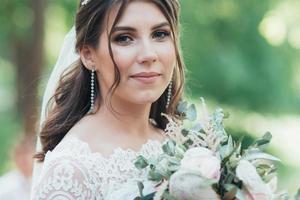 fotografia de casamento em estilo rústico - emoções da noiva na natureza foto