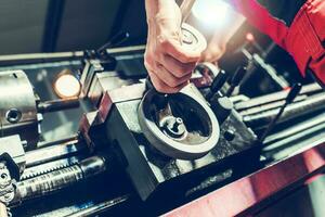 torno máquina técnico em processamento uma peça do metal foto