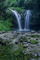 lindo Visão do dois pequeno cachoeiras fluindo juntos às a batu blek cascata turista destino dentro tasikmalaya, oeste Java, Indonésia foto