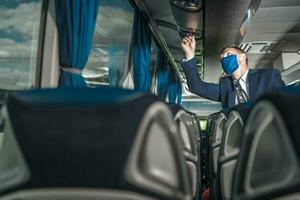 público transporte o negócio conceito com ônibus motorista preparando veículo para a viagem foto