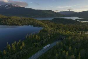 semi caminhão em a cênico Nordland norueguês estrada foto