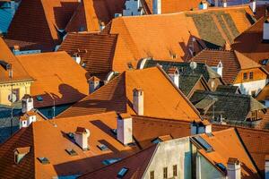 fechar acima do vermelho telhados do histórico Cidade edifícios. foto