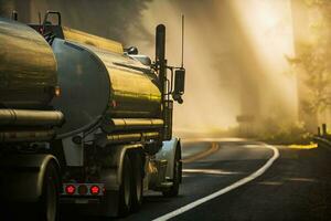 semi tanque caminhão em a cênico pau-brasil rodovia foto