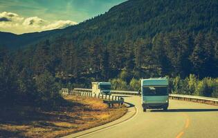 dois autocaravanas rvs em a cênico estrada foto