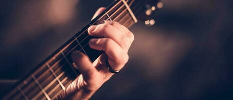 mão em guitarra pescoço foto