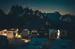 cênico estrelado céu rv parque acampamento dentro a dolomites foto