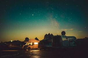montanha rv parque motorhome acampamento debaixo estrelado céu foto