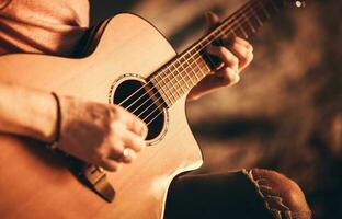 cantor com acústico guitarra foto