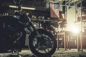 moderno motocicleta dentro uma garagem foto