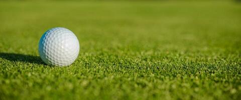 golfe curso com uma bola torneio bandeira fundo foto