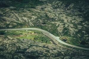 norueguês estrada através a rochoso montanha panorama aéreo Visão foto