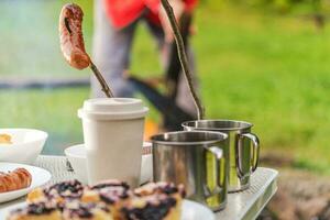 acampamento com fogueira fez Comida foto