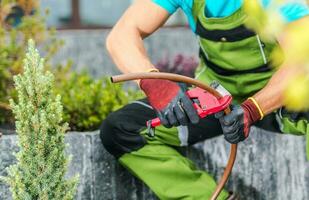 profissional paisagista construção jardim gotejamento irrigação sistema foto