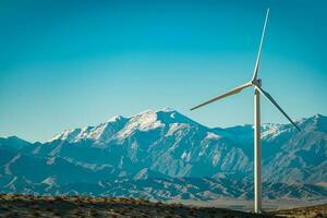 vento turbina e san Bernardino montanhas Califórnia EUA foto